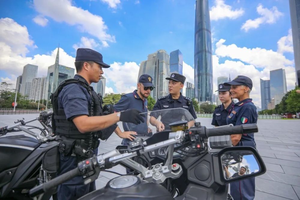 人民警察节用影像记录忠诚警魂公安摄影家走进广东公安纪实