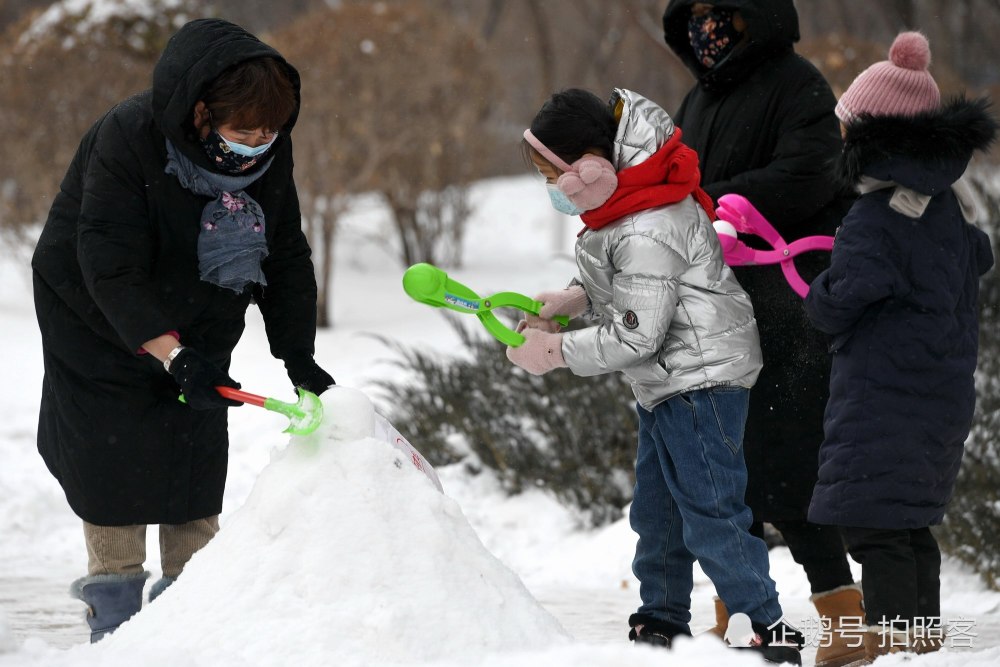 堆雪人口罩_戴口罩的卡通图片