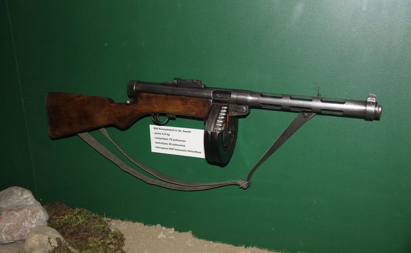 ppsh-41诞生产生很大影响的kp-31冲锋枪,特有的弹鼓得到了传承