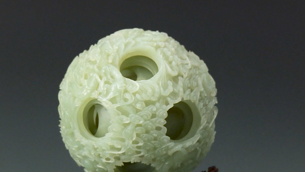 镂雕多层玉球是南方玉雕厂国内首创的一种镂空玉器制品,是中国玉雕
