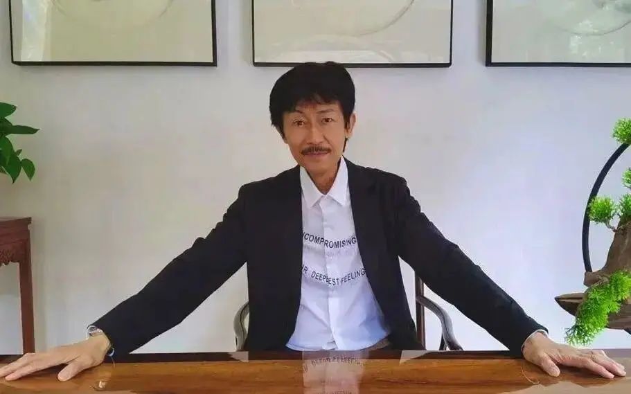 69岁陈勋奇近况,帅气小胡子仍在,曾痛失爱女因患病暴瘦30斤
