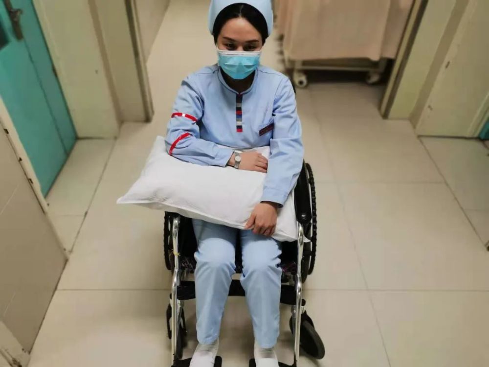 03 04 bobath握手 患者取仰卧位,双手手指叉握,患手大拇指置于健手