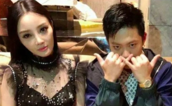 李小璐现身理发店染头,但头发撩起那瞬间,暴露39岁女人的无奈