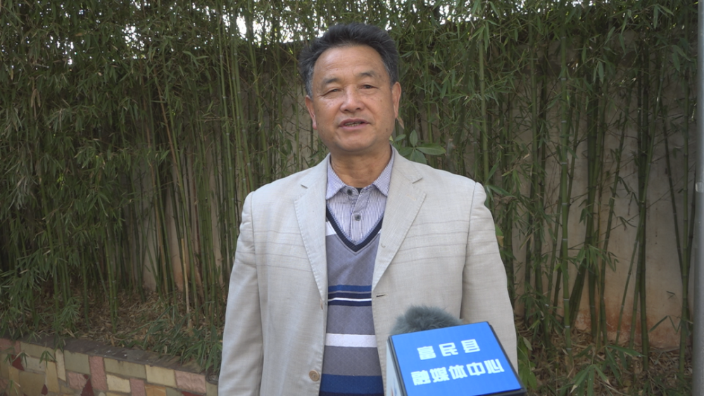 采访 富民县第十六届人民代表 李秉政在县十六届人民代表大会第四次