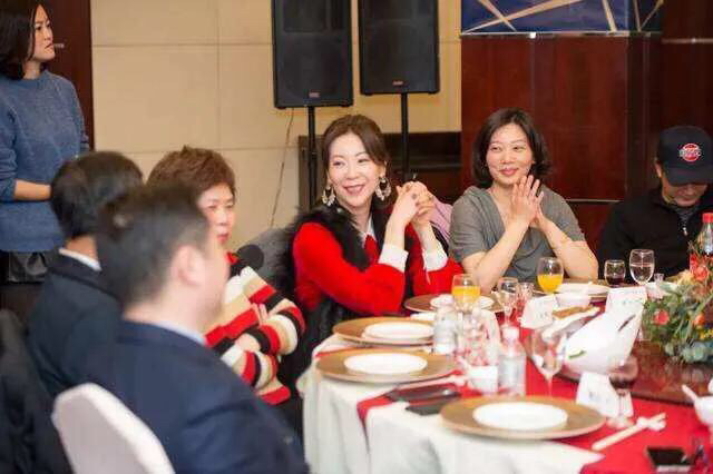如今已经50岁的唐薇依美艳依旧,每每出场亮相,颜值气质却更胜从前,看