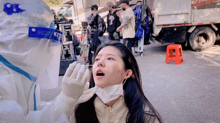 何蓝逗素颜做核酸检测,怼脸镜头下鼻子太抢镜,整没整容一目了然