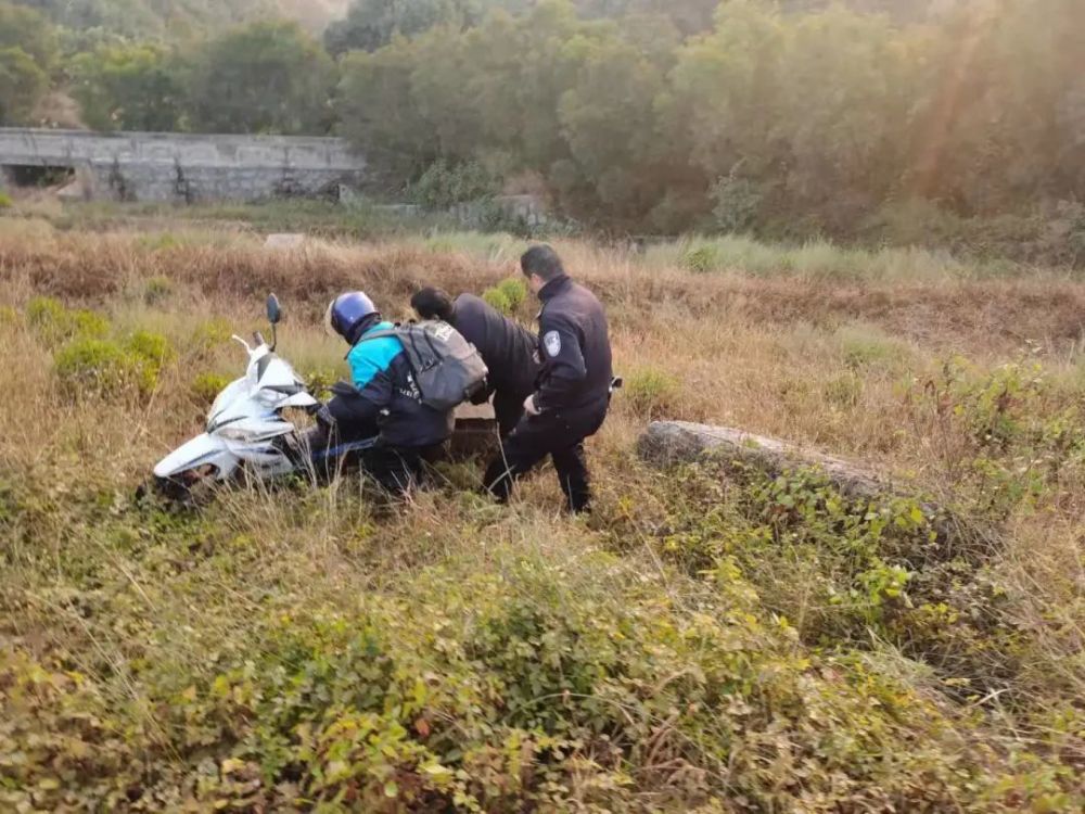 路面湿滑摩托车滑下山坡