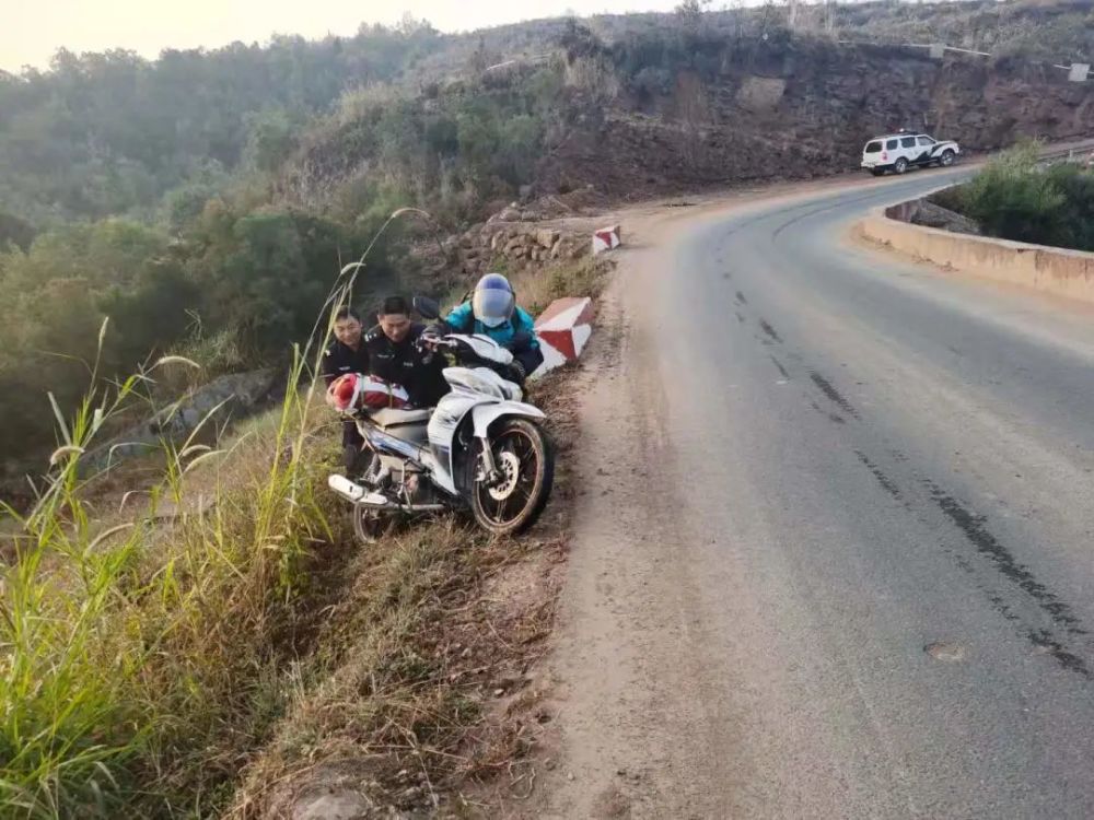 路面湿滑摩托车滑下山坡