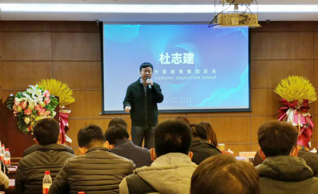 星教育集团副总裁王启全先生,河南华汇书业有限公司总经理杜志学女士