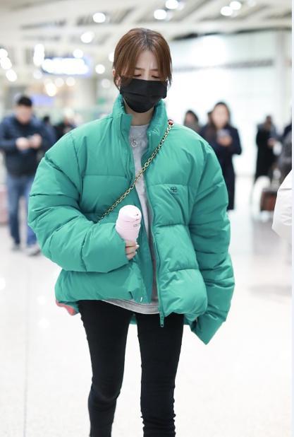 白鹿穿羽绒服就出门看似随意却藏有小心机不愧是教科书式穿搭