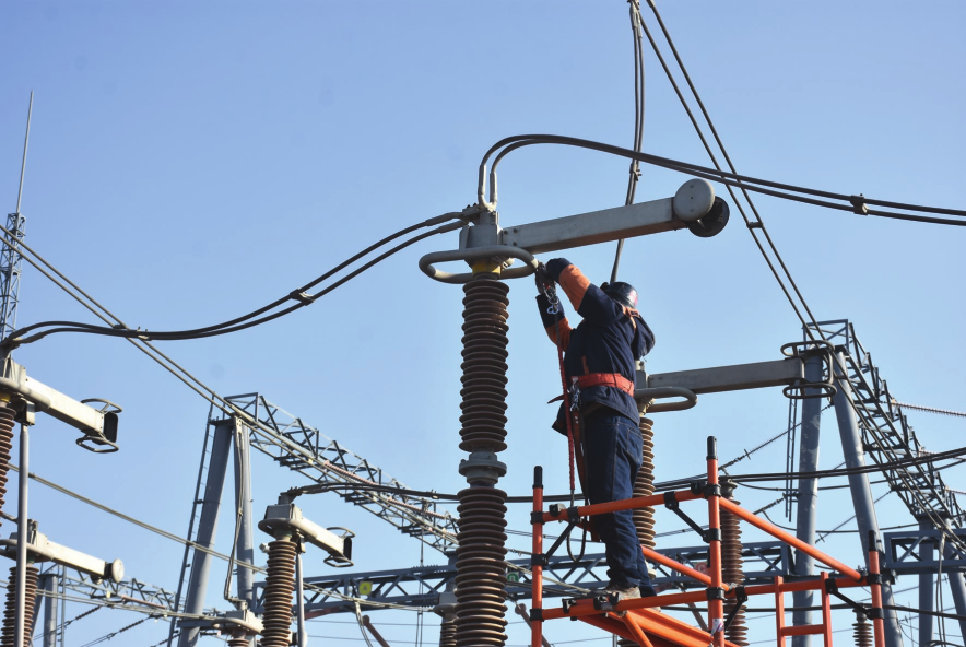 国网吐鲁番供电公司开展今年全疆首个五级风险检修作业,确保电力可靠
