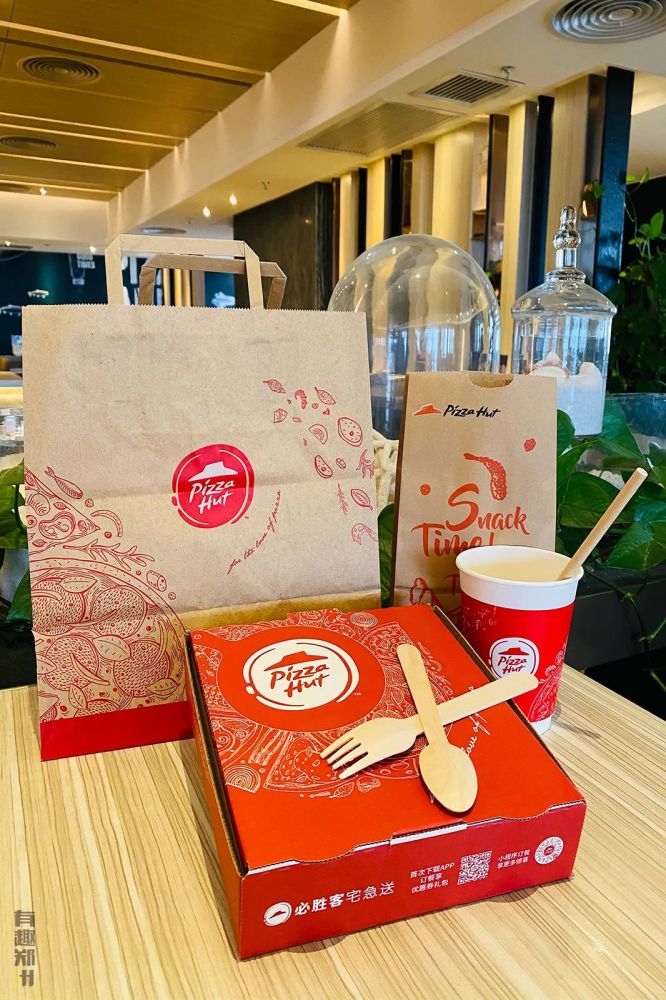 同时,全国36个城市的必胜客餐厅也把现有包装更换为纸袋或生物降解