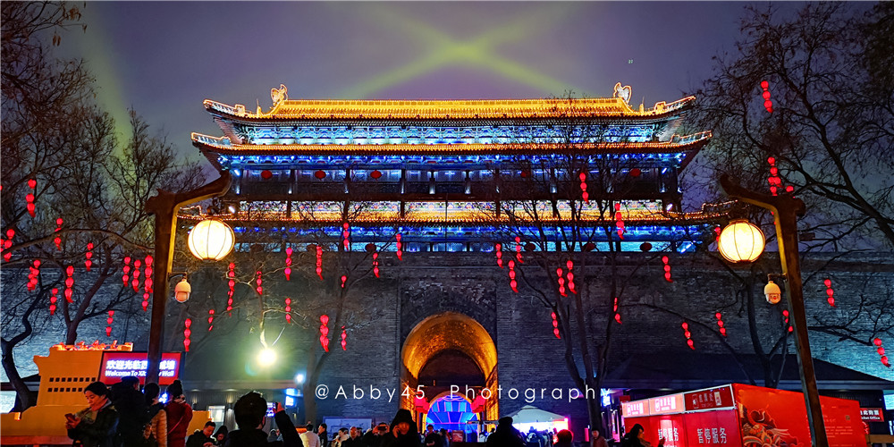 要感受传统中国年不能错过西安,而最能代表西安城的,是书院门