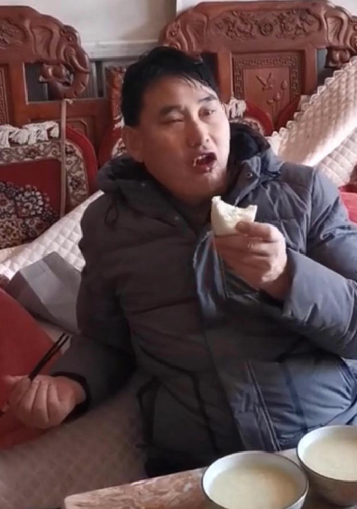 大衣哥坐地吃饭遭嘲网友强势喊话请停止消费农民的纯朴形象