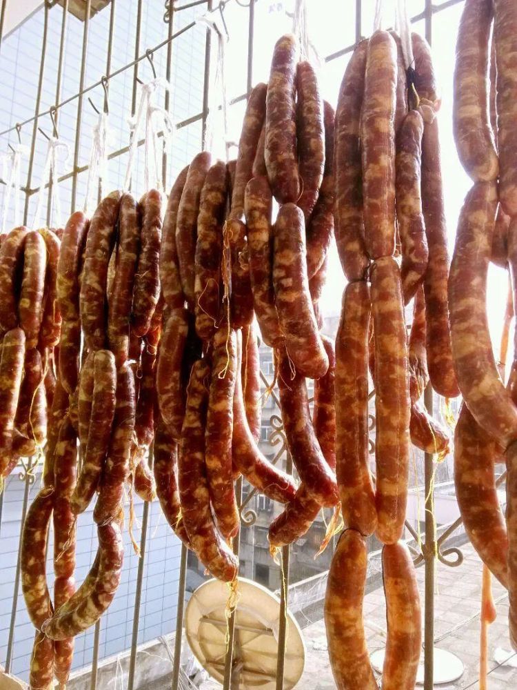 邵伯香肠是以其肉嫩,味鲜,不油腻而远近闻名.