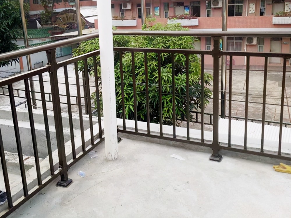 阳台护栏用什么材料好?