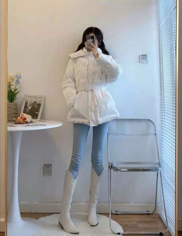 冬天白色靴子配什么衣服裤子好看