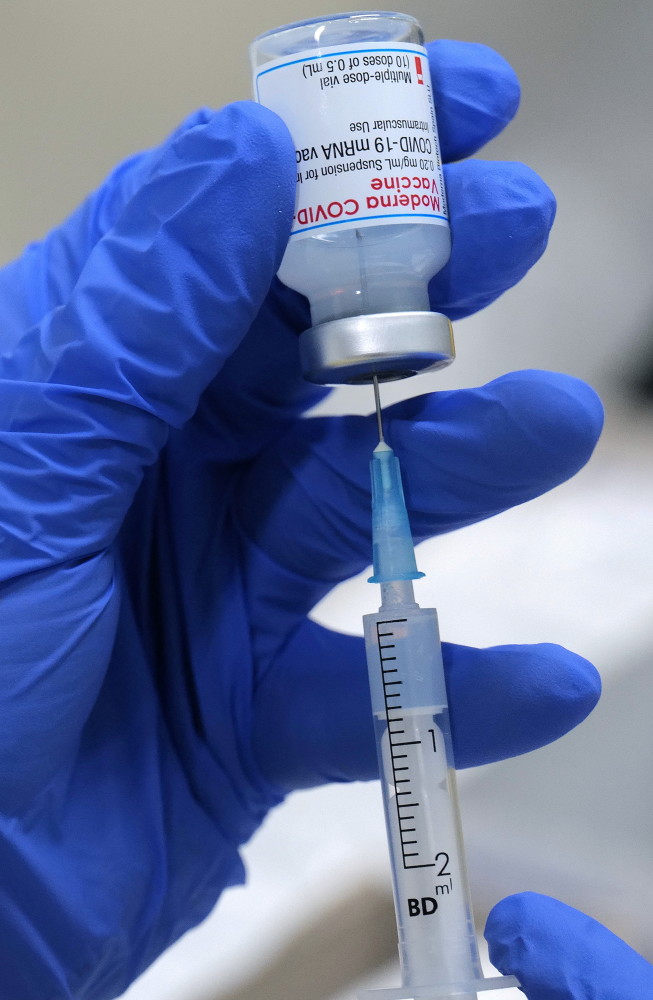 1月15日,在德国阿沙芬堡,医务人员准备注射新冠疫苗.新华社/路透