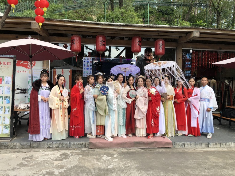 再看一张"汉服合照",你想到了什么?