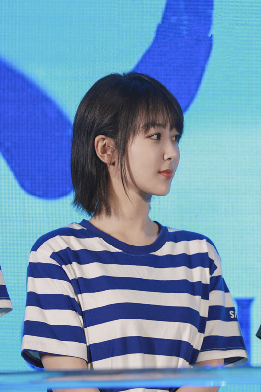 杨紫新戏扮"邻家女孩,穿衬衫勒出曲线真抢镜"小雪"长大了