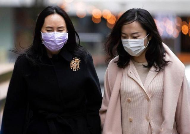 孟晚舟在国外挺不容易,大冷天还得光腿穿大衣,露光洁额头变沧桑