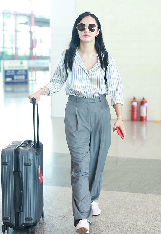 姚晨的造型是认真的吗?背个麻布包走机场,对自己形象真不在乎