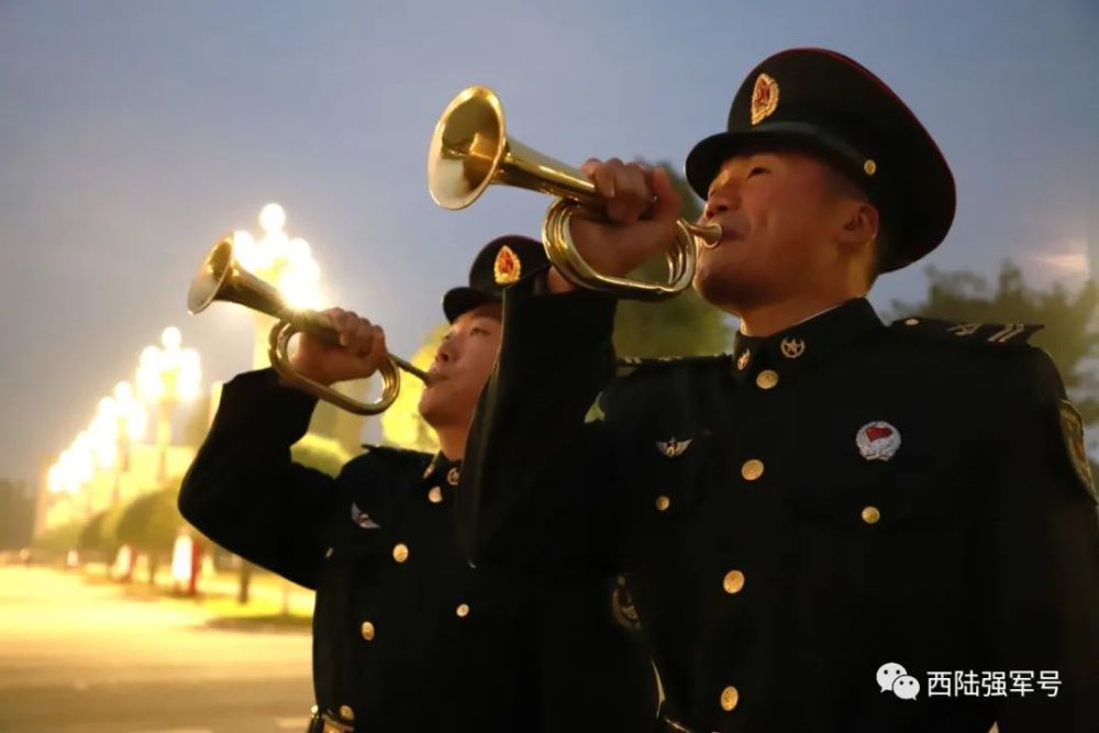 清晨6:50整,悠长的号声响彻营区.新的一天,从起床号音开始.