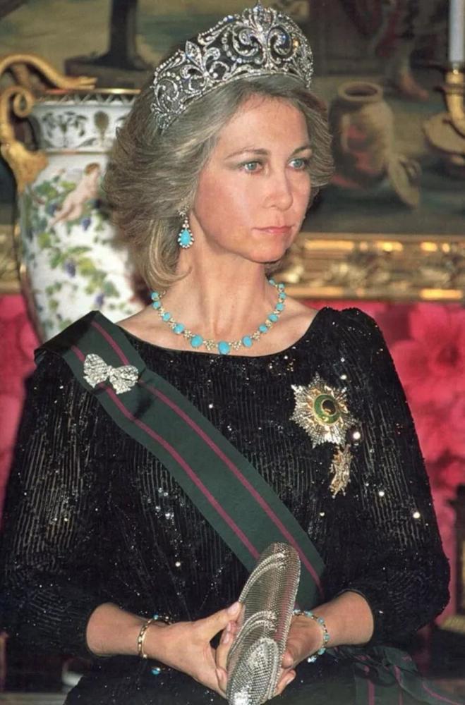 西班牙王室珠宝欣赏,项链能拆卸成手镯,设计独特巧妙_腾讯新闻
