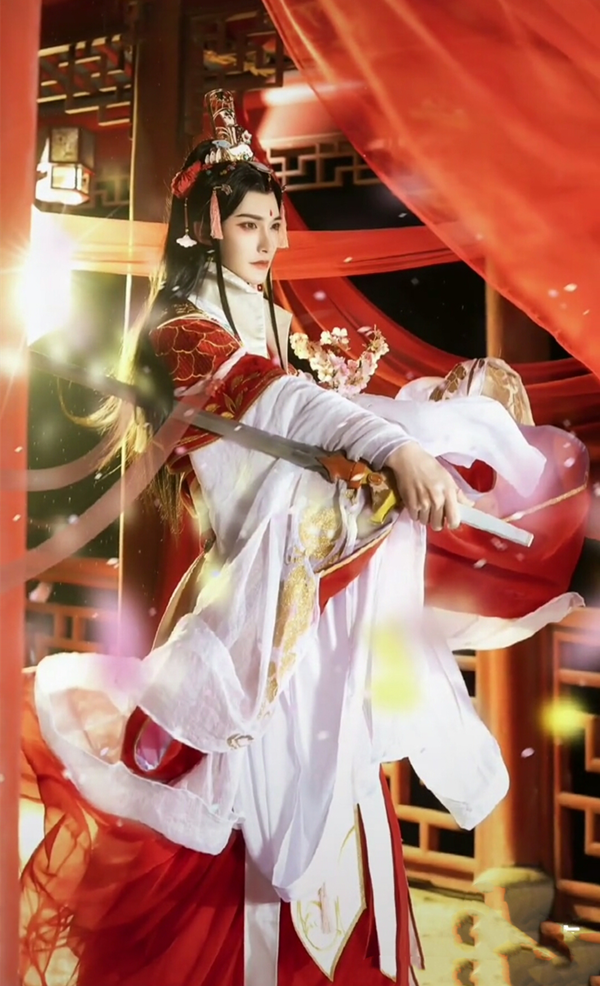 翩翩起舞的太子悦神如果你觉得这样的太子还不美,再看看这张cos.