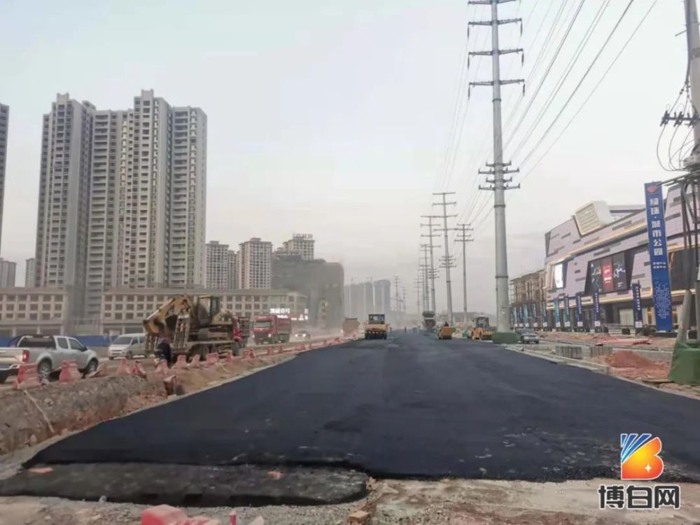 近日 博白县的城市主干道城东大道 已经开始铺设沥青 目前 城东大道