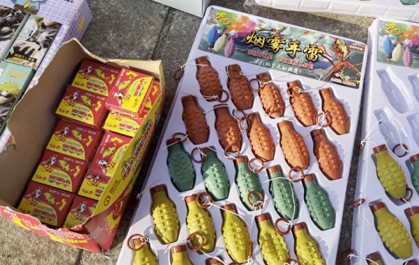 摔炮和烟雾手雷赫然出现了这样两种商品:在商家的玩具摊位上但是不