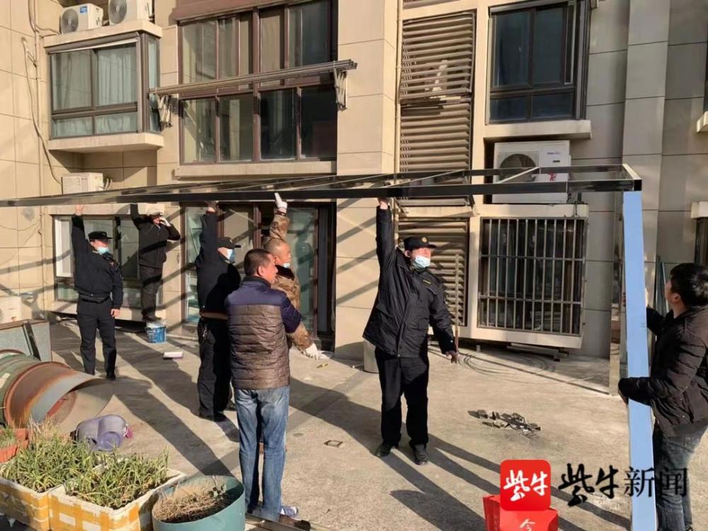 小区业主阳台搭建阳光房,物业劝说无果请城管来拆违