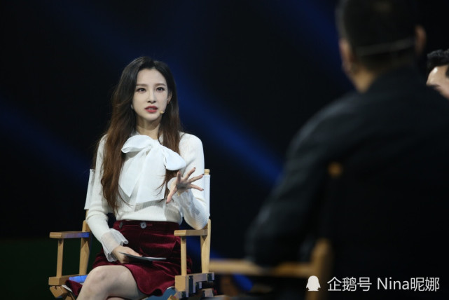 央视主播马凡舒罕见晒上班照,穿红短裙,为防走光90度"夹腿坐"惊艳全场