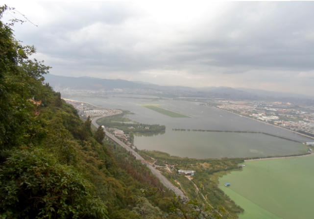 云南昆明西山公园,俯瞰滇池及城市全景,登山观景最佳地方