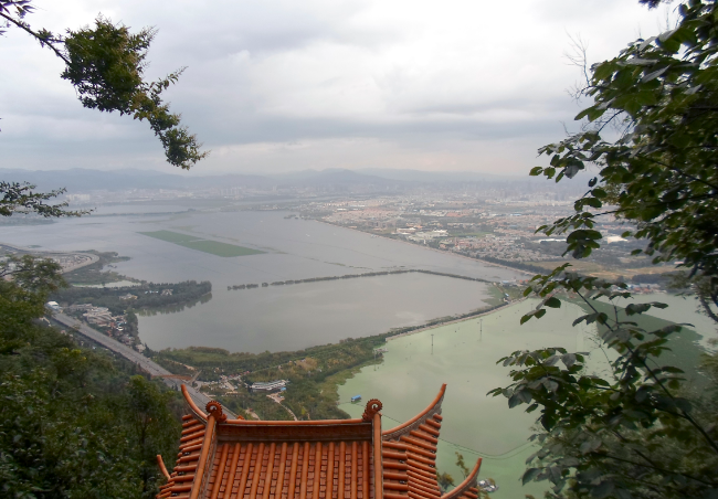 云南昆明西山公园,俯瞰滇池及城市全景,登山观景最佳地方