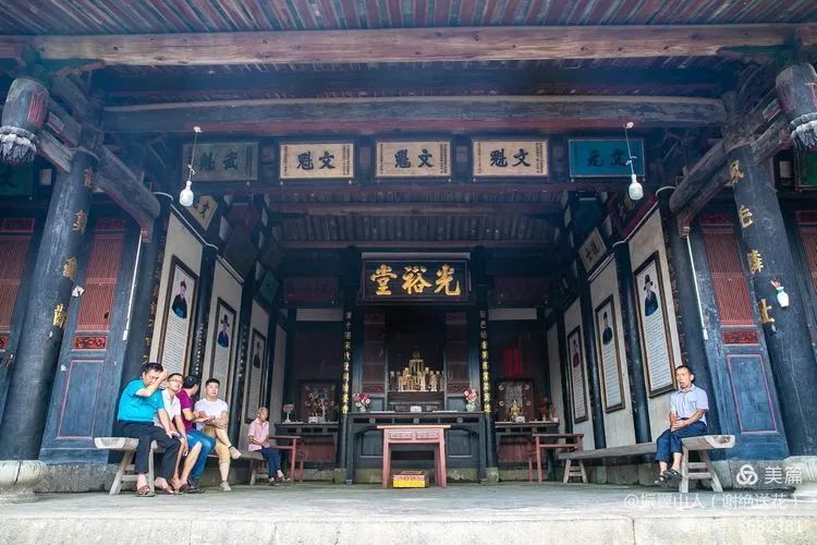 祠堂正厅神龛安奉祖先神位,左福德,右魁星,依例春秋祭礼.