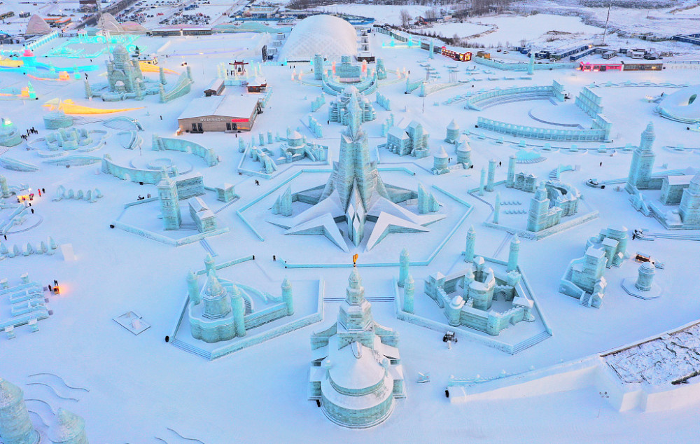 哈尔滨:航拍冰雪大世界 白天发出蔚蓝色光芒