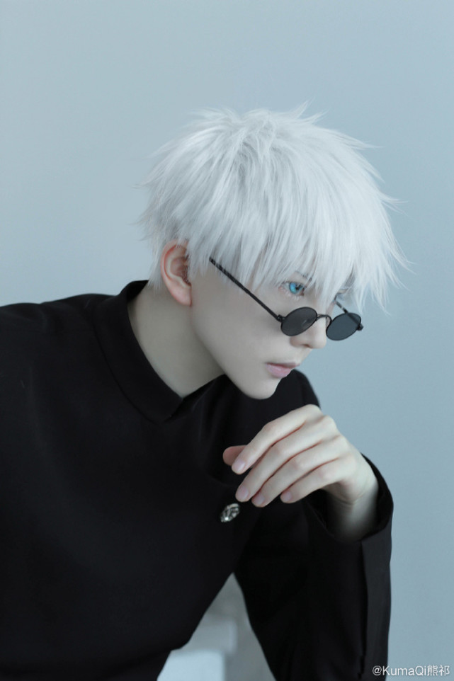 coser@kumaqi熊祁给我们带来了《咒术回战》五条悟cos,熊祁老攻cos