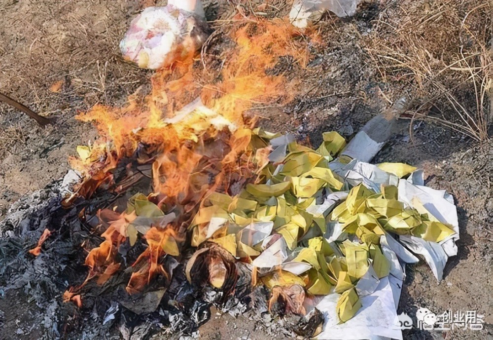 农村迷信说法,上坟烧纸是给死去的人送纸钱,让死去的人在阴间购买东西