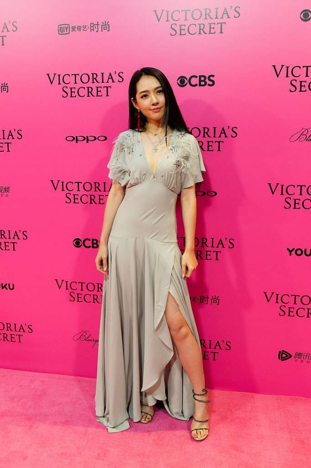 郭碧婷越来越有豪门媳妇范穿深v连衣裙高级大气美翻了