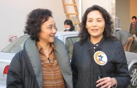 黄梅莹到老都是原装的,打扮也一直温文尔雅,真实的皱纹反而美!