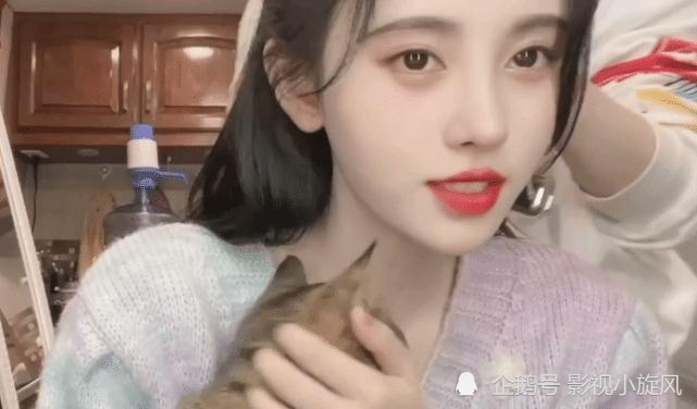 鞠婧祎发日常合辑,颜值赛高美如画,眼下的黑眼圈却令人心疼