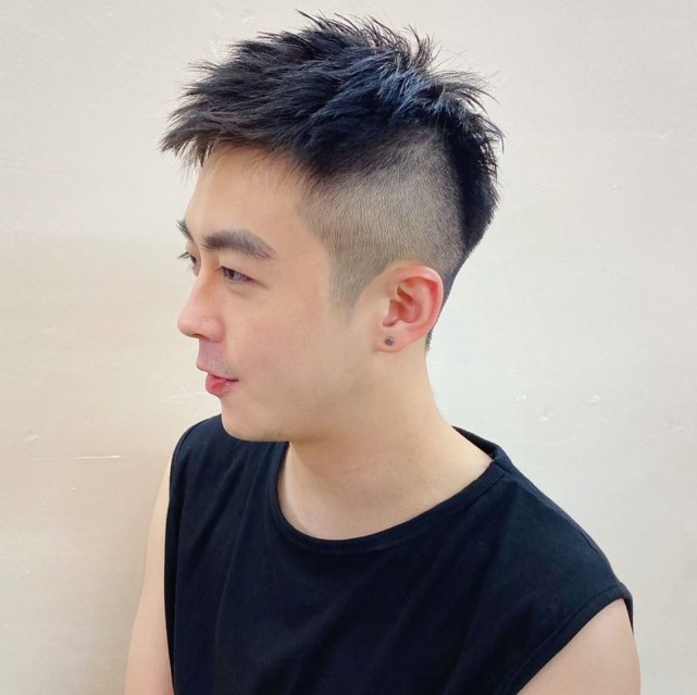 男生"两边铲光"发型过时了?试试这5款清爽造型吧,年轻又帅气