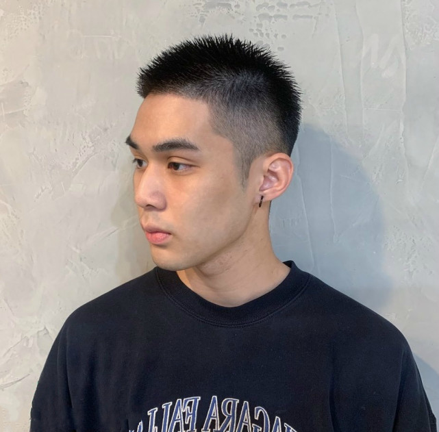 男生"两边铲光"发型过时了?试试这5款清爽造型吧,年轻又帅气