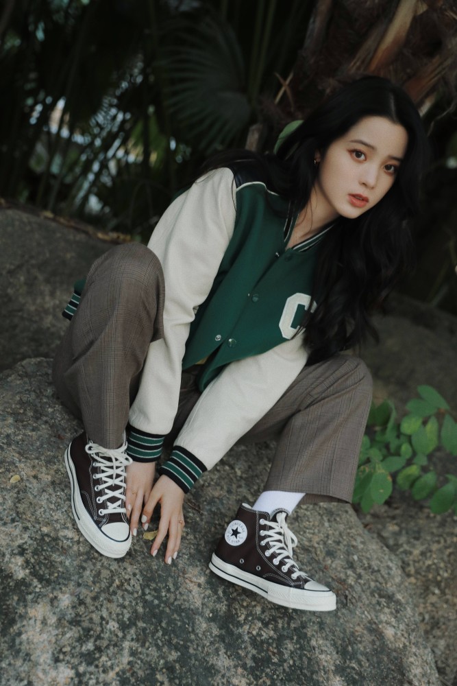 欧阳娜娜撞衫人间芭比lisa!同款棒球外套网:时尚感差一截