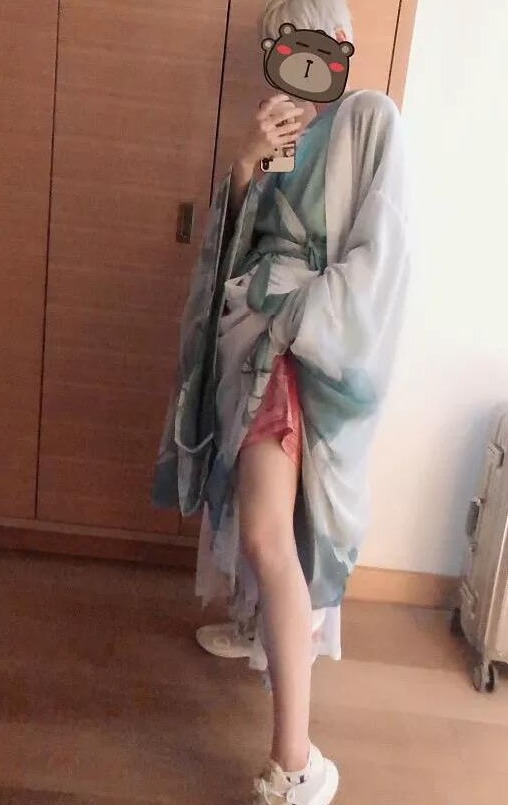 鸽了一个半月后,熊祁cos《咒术回战》五条悟,网友:这腿是真的?