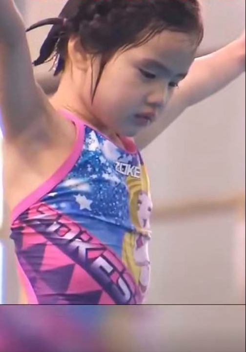 当5岁女孩哭着挑战5米跳台:求求你们,别再逼孩子勇敢