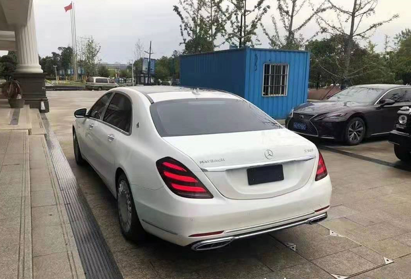 这辆白色奔驰迈巴赫s450是江苏一位年轻老板花了165万元买的,这位年轻