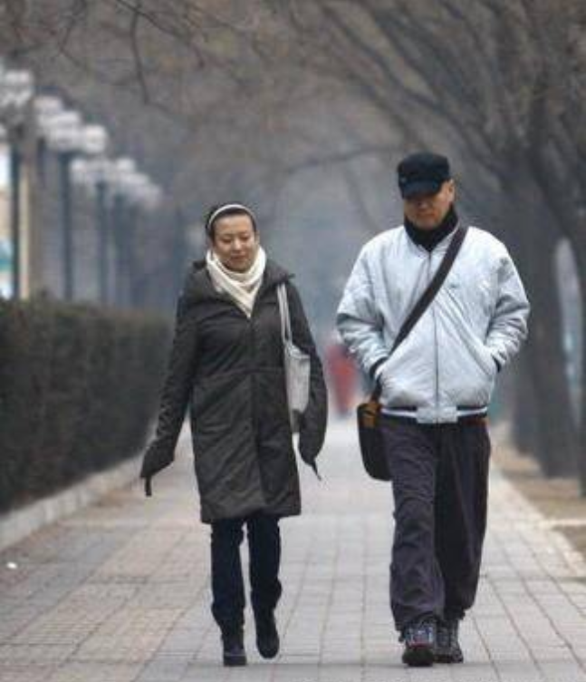 郭冬临妻子近照美貌气质不输牛莉张凯丽结婚多年低调且恩爱