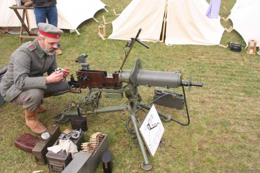 一战时期德军装备了两款重机枪,一是马克沁重机枪,二是mg08重机枪